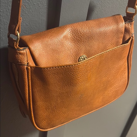 Tan Crossbody Bag with Adjustable Strap and Soft Leather Finish - Picture 2 of 9